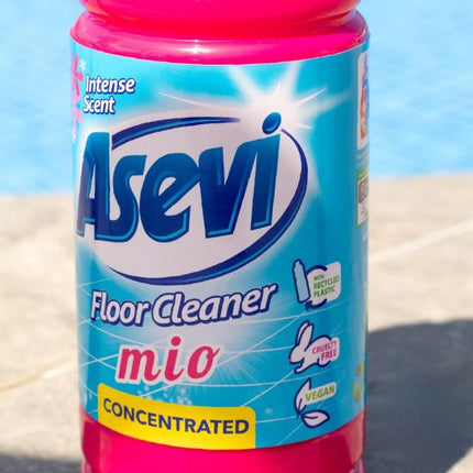 Close-up of Asevi Mio concentrated floor cleaner label with intense scent, vegan and cruelty-free markings.