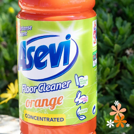 Close-up of the Asevi orange floor cleaner label highlighting its concentrated formula, recycled-plastic bottle, cruelty-free and vegan claims.